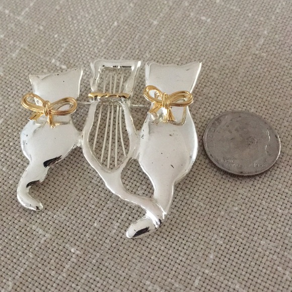 VINTAGE Sitting Cat Trio Silver Toned Pin - Picture 3 of 4